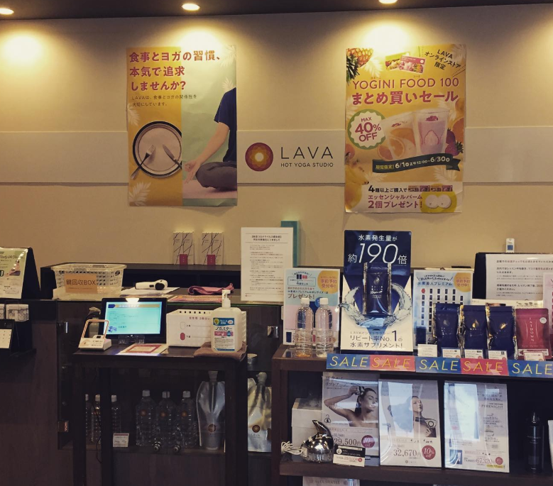 ホットヨガLAVA狭山市店 受付カウンターの様子|来店時の案内や手続きを行うフロント