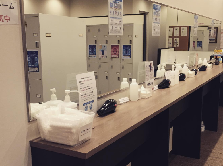 ホットヨガLAVA狭山市店 パウダールーム内観|女性専用ならではの整えやすい空間