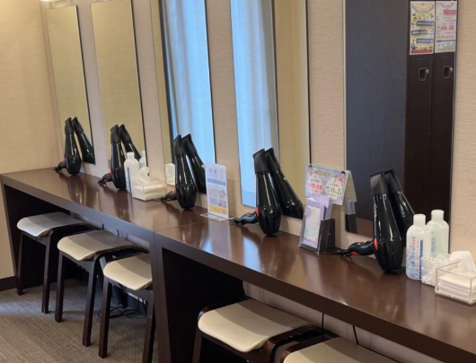 ホットヨガLAVA湘南台店 パウダールーム風景｜レッスン後に利用できる設備