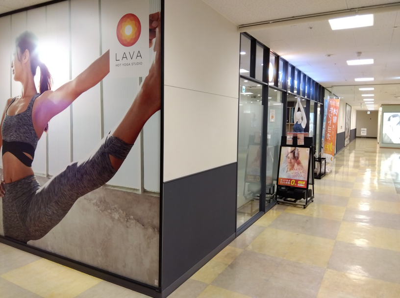 ホットヨガLAVA草加マルイ店 7階フロアにある店舗入口外観|草加駅徒歩1分の商業施設内