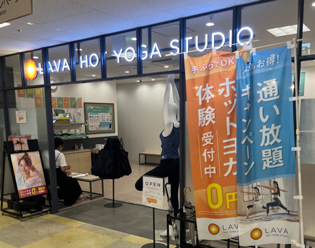 ホットヨガLAVA草加マルイ店 店舗正面とロゴ看板の様子|女性専用スタジオ
