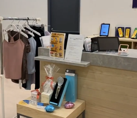 ホットヨガLAVA草加マルイ店 受付カウンターと待合スペースの様子|清潔感のある空間