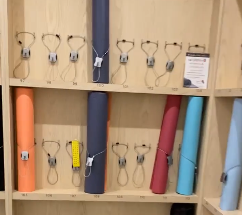 ホットヨガLAVA草加マルイ店 会員用マットキープスペースの設置状況|整理された保管環境