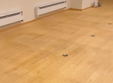 ホットヨガLAVA草加マルイ店 ウッドストーンスタジオ内のレッスン風景|床から伝わるやわらかな温もり