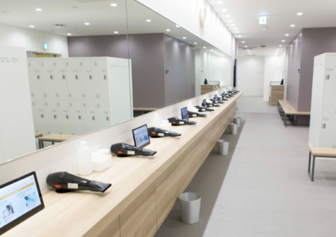 ホットヨガLAVA北越谷店 パウダールームの利用イメージ|レッスン後に身支度できる女性専用スタジオの設備