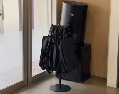 靴は黒色の靴袋に入れて入場