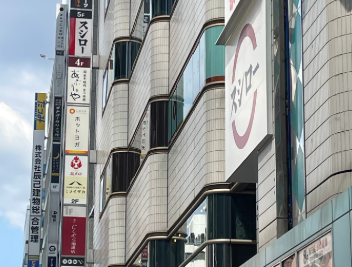 ホットヨガLAVA梅田店テナント外看板｜SWINGうめだ3階に設置されたスタジオ案内表示