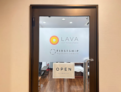 ホットヨガLAVA梅田店の店舗入口｜SWINGうめだ3階にある男女共用ホットヨガスタジオ入口