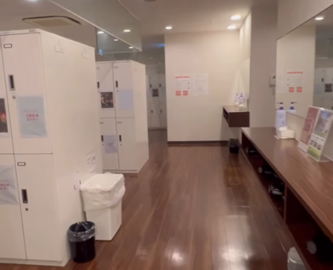 ホットヨガLAVA梅田店のパウダールームとロッカールーム｜レッスン前後に利用できる更衣スペース