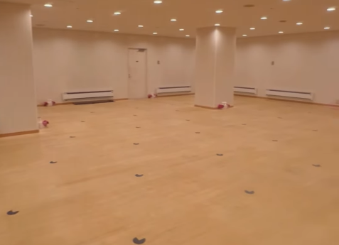 ホットヨガLAVA梅田店のウッドストーンスタジオ｜天然木素材を使用した温もりのあるレッスン空間