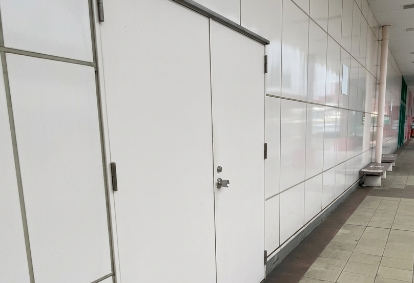 LAVAヨシヅヤ新稲沢店 時間外の店舗入口｜営業時間外でも利用しやすい専用出入口を完備