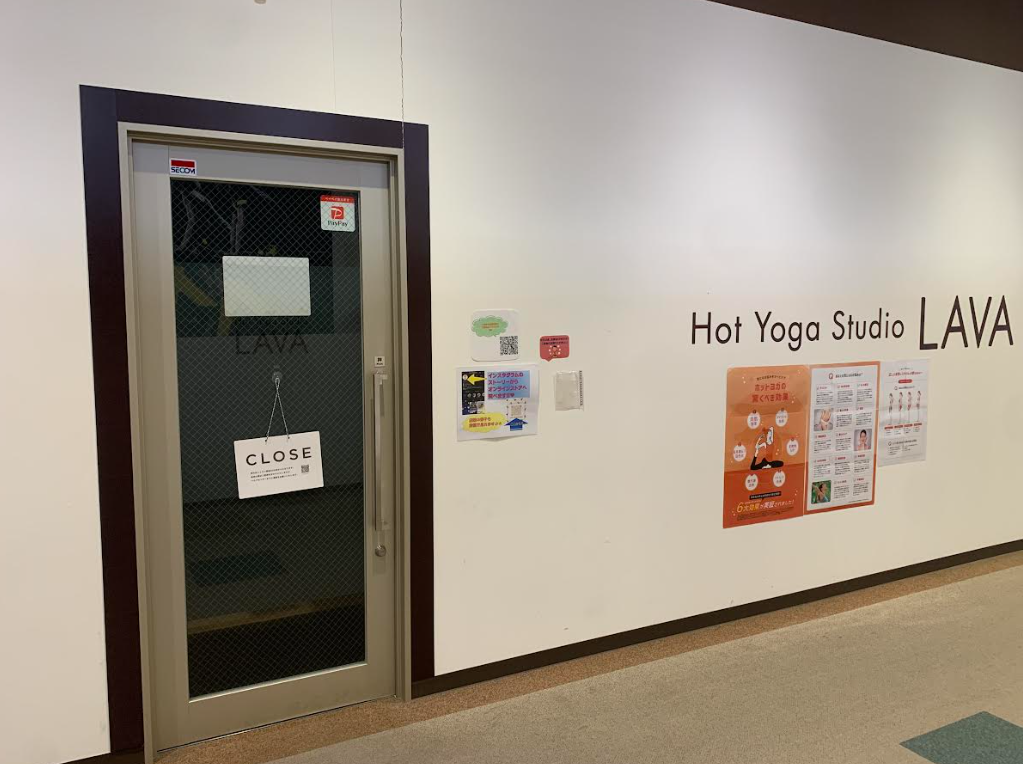 LAVAヨシヅヤ新稲沢店 店舗入口の様子｜明るく清潔感のある入りやすいエントランス設計