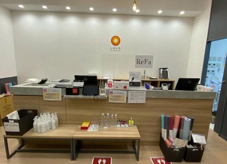 LAVAイオンモール名古屋茶屋店の受付カウンター｜女性専用スタジオのフロント