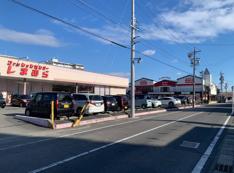 LAVA東浦店 しまむら併設と無料駐車場のある敷地内風景｜車でも通いやすい環境