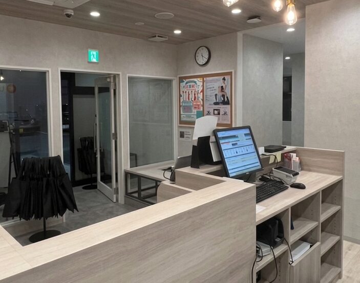 LAVA東浦店 木目調で落ち着いた雰囲気のフロント受付｜女性専用スタジオの入口空間