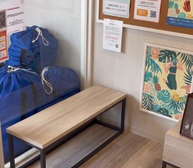 LAVA東浦店 フロント前のカウンセリングスペース風景｜初回相談や案内に利用