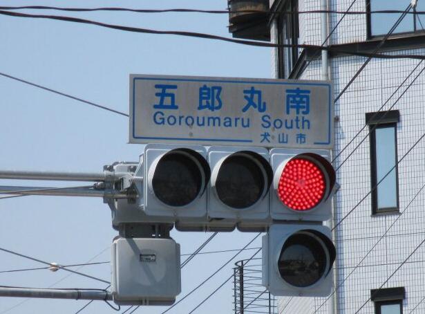 ホットヨガLAVA犬山店｜五郎丸郷瀬川の店舗外観と無料駐車場の様子
