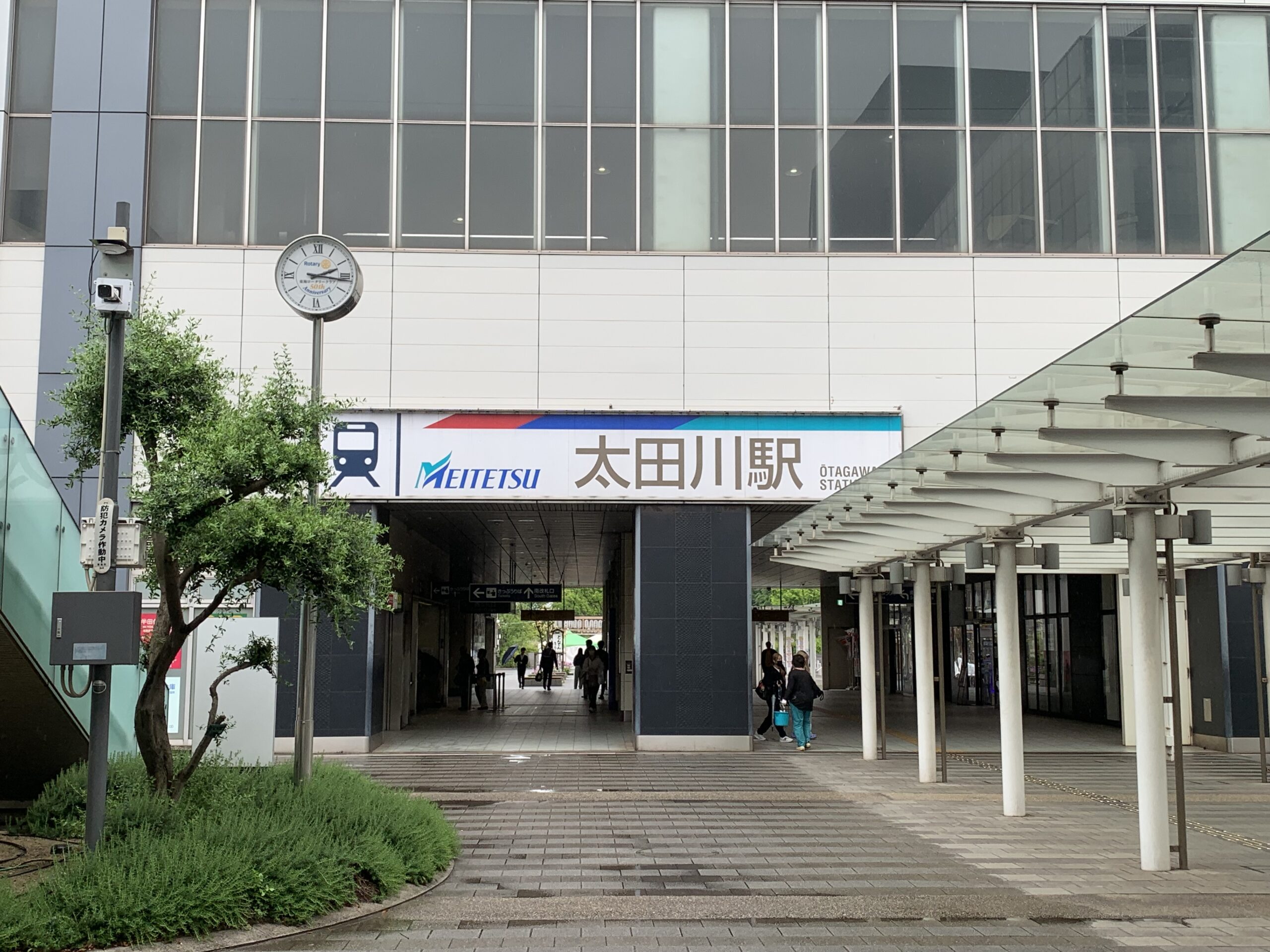 名鉄太田川駅西口の風景｜西へ直進すると日本福祉大学東海キャンパスへ続く道