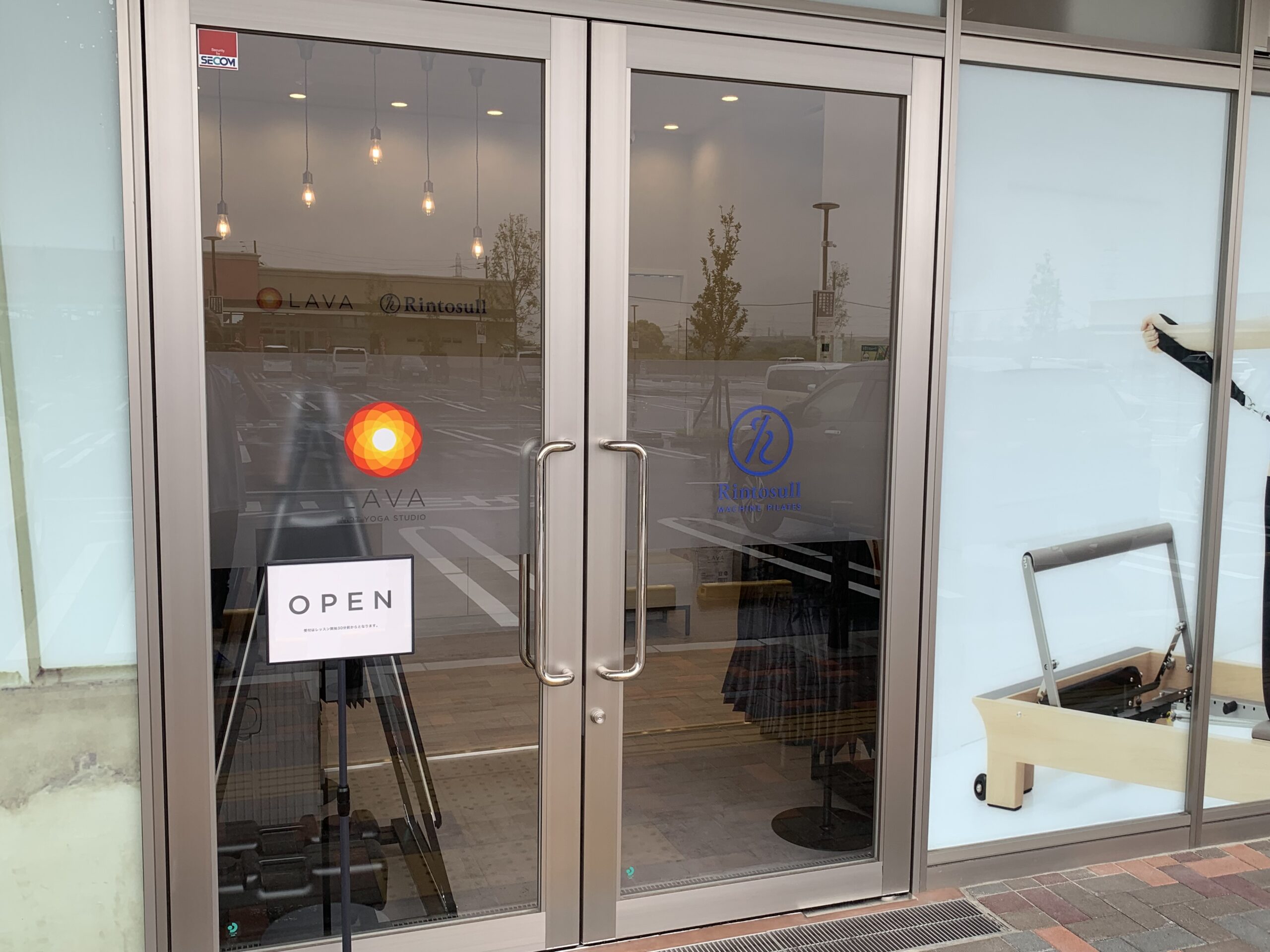 LAVAフォレストモール東海太田川店の入口｜透明な扉で店内が見えて初来店でも入りやすい雰囲気