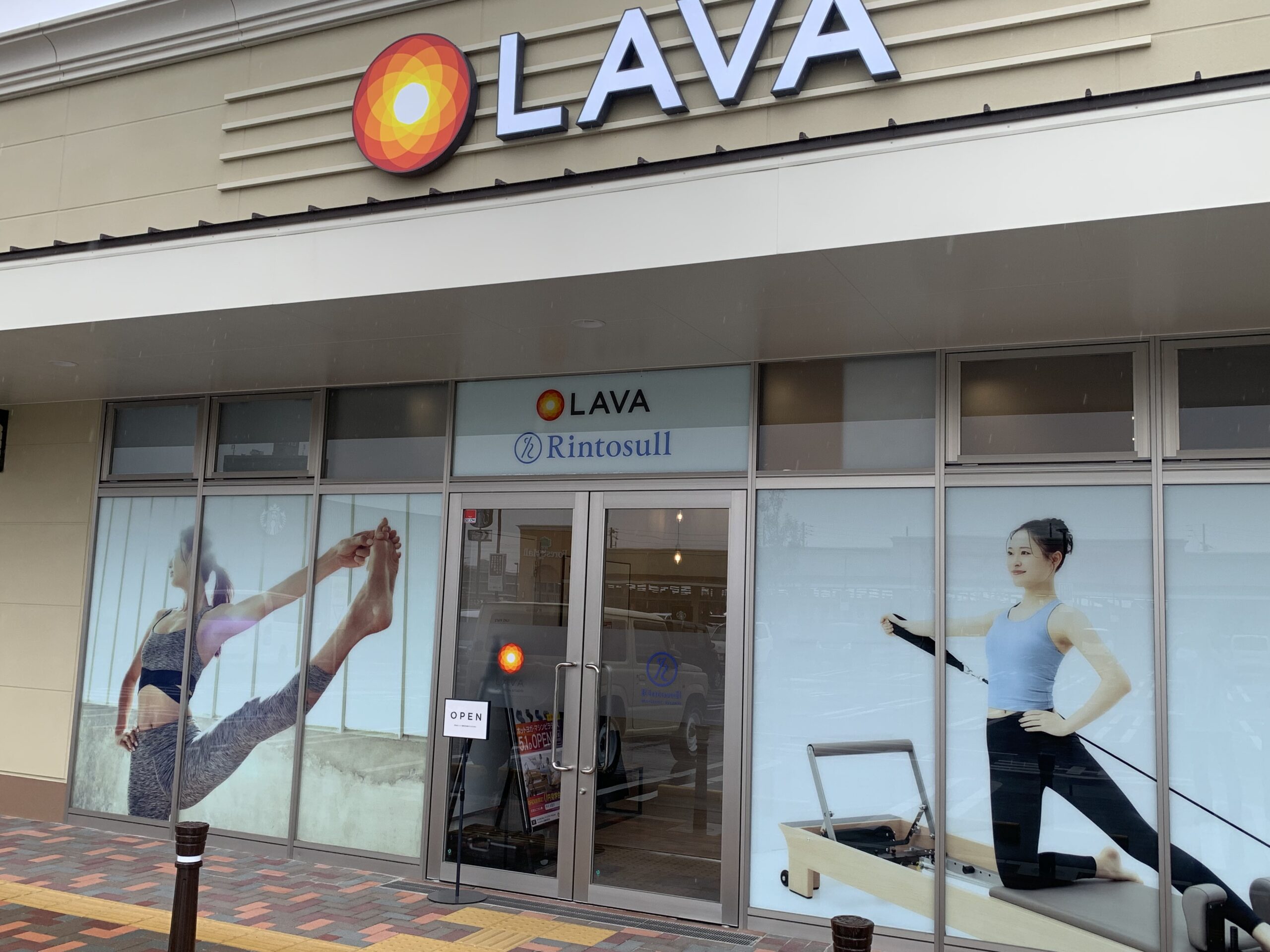 LAVAフォレストモール東海太田川店の斜め外観｜レッスン中のモデル写真が映える大型外装